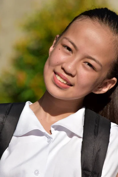 Uma Bela Menina Estudante Sorrindo — Fotografia de Stock