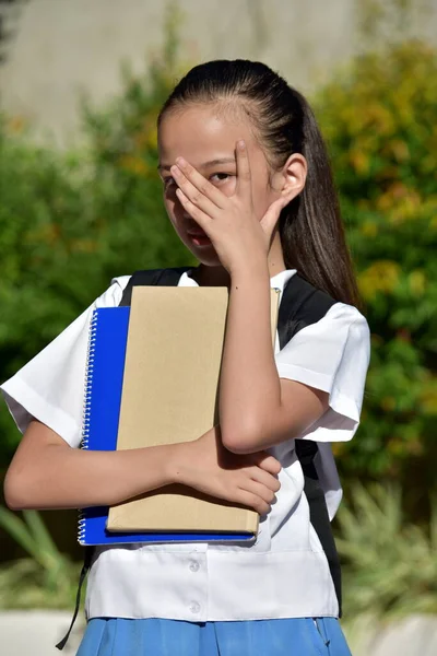 Jeugdige Aziatische School Meisje Hyness Dragen School Uniform Met Notitieboekjes — Stockfoto