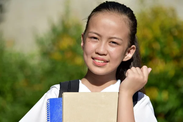 Okul Kitaplarıyla Kendine Güvenen Güzel Azınlık Öğrencisi Kız — Stok fotoğraf