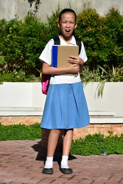 Νεαρή Μειονοτική Γυναίκα Φοιτητής Και Θυμός Φορώντας Σχολική Στολή Σημειωματάρια — Φωτογραφία Αρχείου