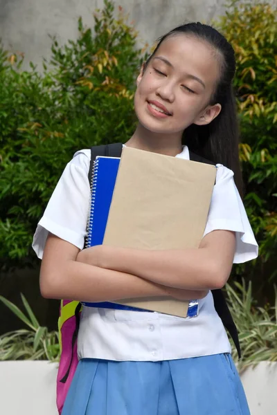 Bela Minoria Menina Estudante Devaneio Com Cadernos — Fotografia de Stock