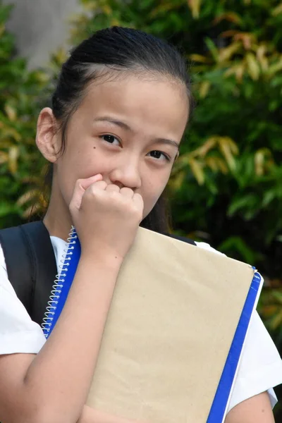 Korkusuz Asyalı Genç Bir Bayan Öğrenci — Stok fotoğraf