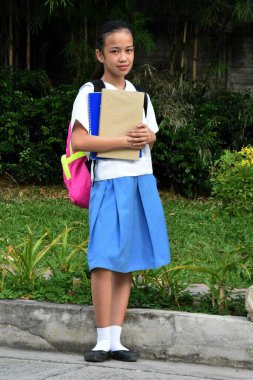 Ciddi Güzel Bir Bayan Öğrenci Ayakta Duruyor