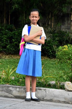 Güzel Asyalı Kız Öğrencinin Kafası Karışık Kitaplarla Dolu