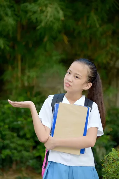 Indeciso Lindo Filipina Persona Usando Mochila — Foto de Stock