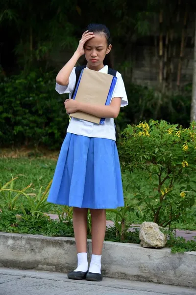 Stresli Genç Azınlık Kadın Öğrenci Ayakta Duruyor