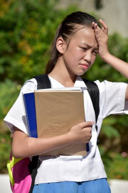 Kitapları olan stresli, şirin, çeşitli insanlar.