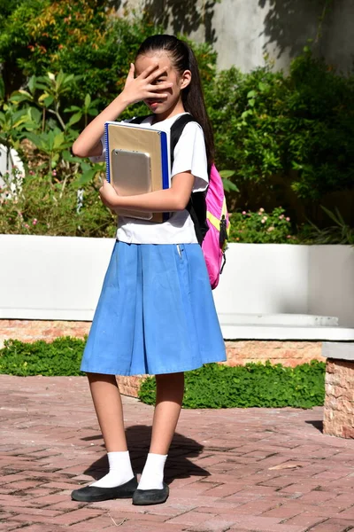 教科書付きのバックパックを身に着けているティムドヤングスクールガール — ストック写真