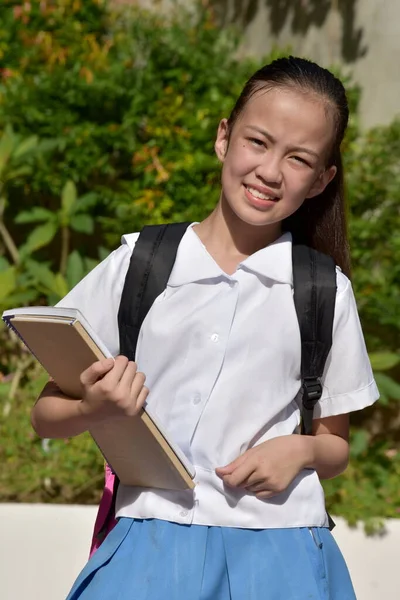 教科書付きの幸せなアジア人 — ストック写真