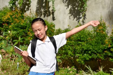 Güzel Filipinli Kız Öğrenci ve Ders Kitaplarıyla Mutluluk