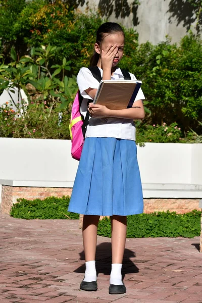 Ağlayan Güzel Filipinli Kadın Öğrenci Üniforması Giyiyor Ders Kitaplarıyla — Stok fotoğraf