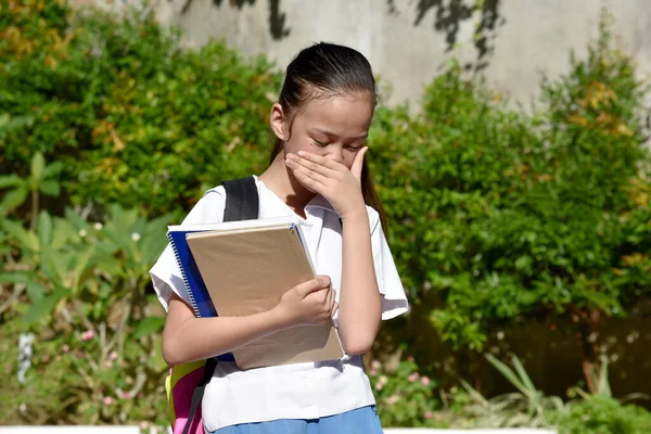 Schöne Studentin Weint Mit Schulbüchern — Stockfoto