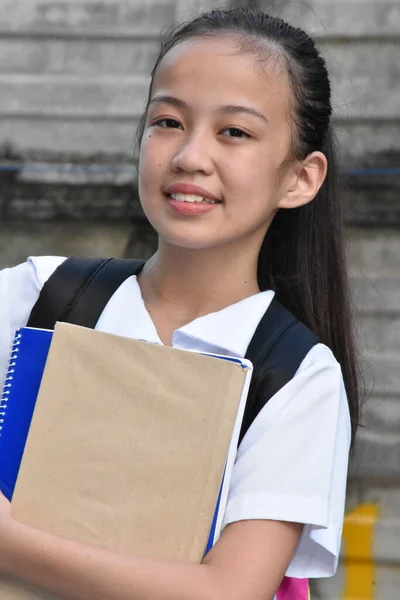 美しいフィリピンの学生のティーンエイジャーの女の子の肖像 — ストック写真