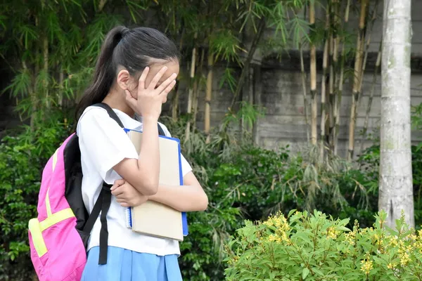 Νεαρό Κορίτσι Του Σχολείου Κάτω Από Πίεση Φορώντας Σακίδιο Πλάτης — Φωτογραφία Αρχείου