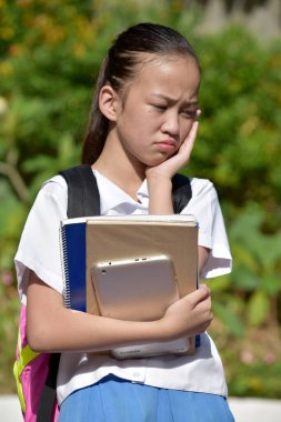 Not Defterli Üniformalı Kadın Öğrenci ve Üzüntü