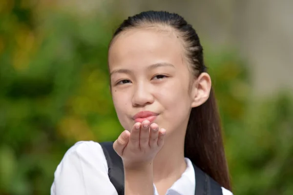 Досить Філіппінська Школа Дівчина Дме Поцілунки — стокове фото