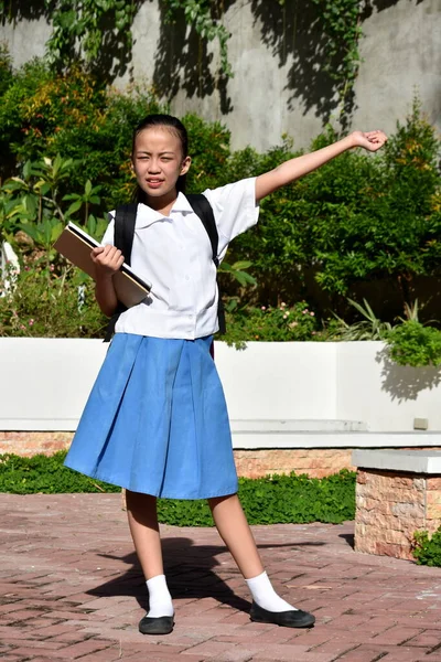 穿着校服站着的年轻菲律宾女生 — 图库照片