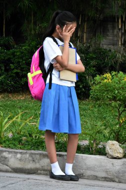 Tedirgin genç kız etek giyiyor.