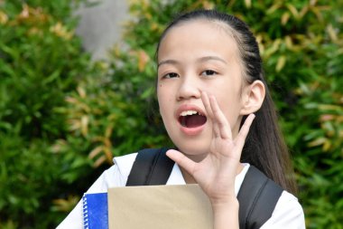 Konuşan Genç Filipinli Kadın Öğrenci