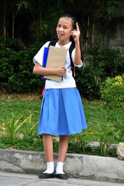 Azınlık liseli kızların okul kitaplarıyla ilgili fikirleri var.