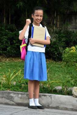 Ayakta duran sırt çantası giyen kendine güvenen farklı kişiler.