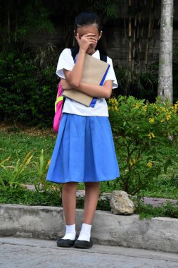 Genç Filipinli Kadın Öğrenci ve Bunalım Ders Kitapları Ayakta Duruyor