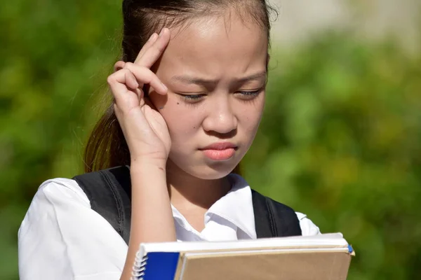 Endişeli Şirin Filipinli Kız Öğrenci — Stok fotoğraf
