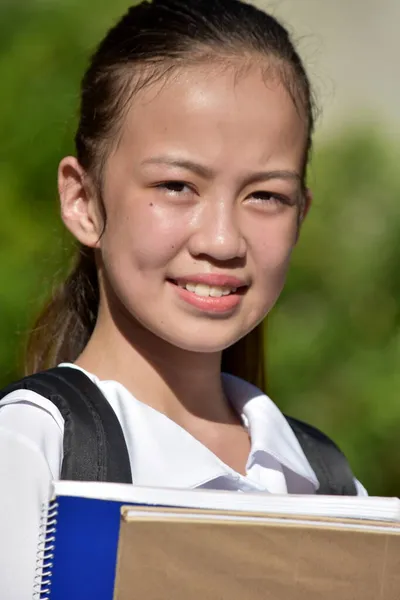 Asyalı Bir Liseli Kız Mutluluk — Stok fotoğraf