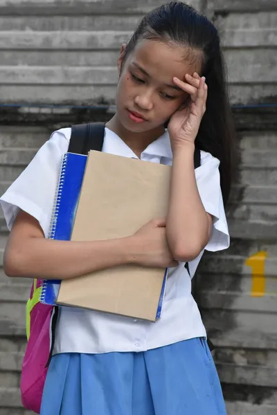 若いアジア女性学生と悲しみ — ストック写真