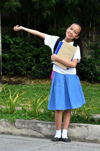 Dumny Cute Filipina Kobieta Uczeń Książek Szkolnych Stojących — Zdjęcie stockowe