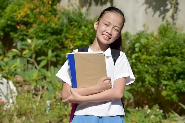 青少年少数民族学生少女时代学校女生与幸福与笔记本 — 图库照片