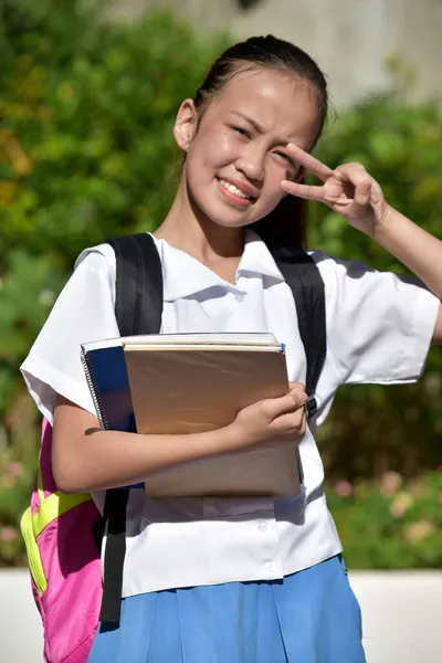 Přátelský Roztomilý Filipínské Dívka Student Nošení Školní Uniforma Notebooky — Stock fotografie