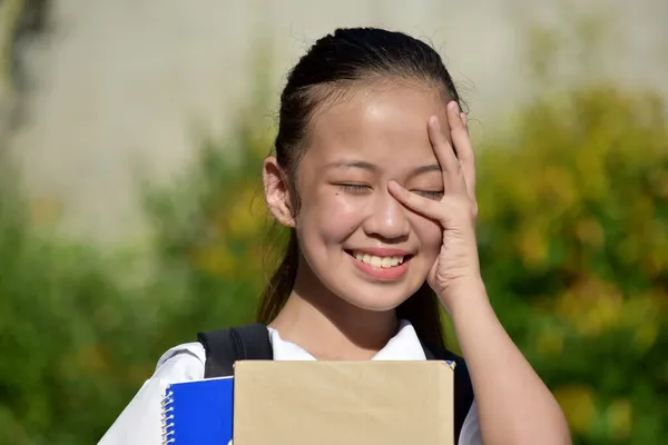 Bir Asyalı Bayan Öğrenci Gülüyor — Stok fotoğraf