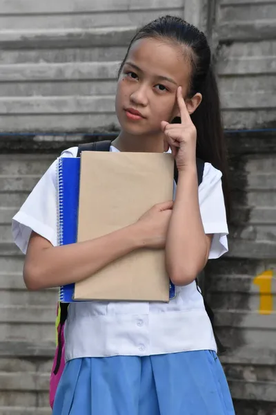 Pensando Muito Filipina Estudante Feminina Com Livros — Fotografia de Stock