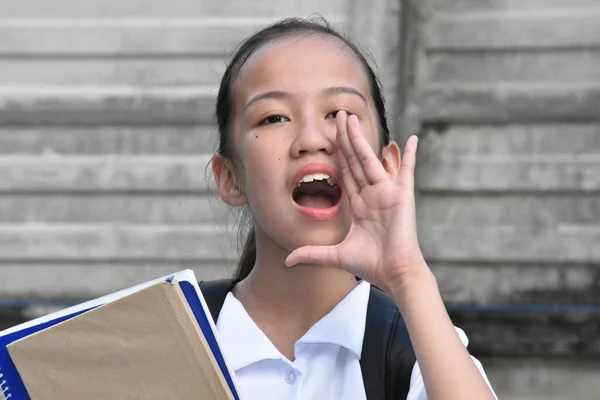 Uma Menina Escola Minoria Jovem Gritando — Fotografia de Stock