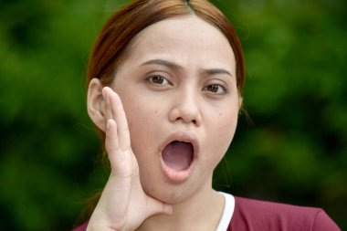 Çekici Çeşitli Kadın Konuşan Tişört Giyen