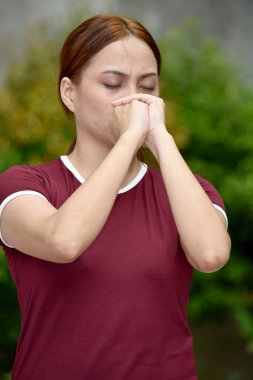 Bir Kızıl Saçlı Kadın ve Endişeli