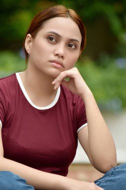 Üzgün, genç, kızıl saçlı yetişkin tişörtü giyen.