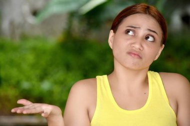 Çeşitli Kadınlar Karar Veriyor Tişört Giyiyor