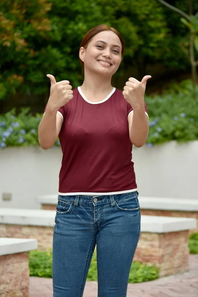 Uma Bela Mulher Ruiva Feliz — Fotografia de Stock