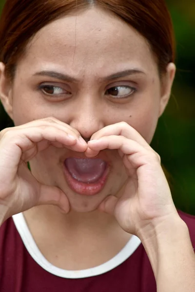 Redhead Muda Berteriak Perempuan Memakai Kaos — Stok Foto