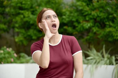 Genç Kızıl Saçlı Kadın Konuşuyor