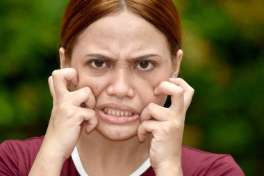 Stres Altındaki Kızıl Saçlı Yetişkin Tişörtü Giyiyor