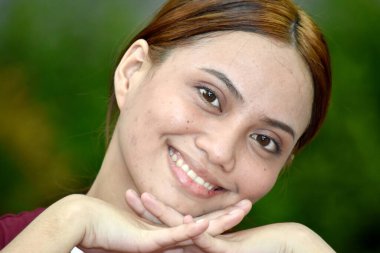 Genç Kızıl Saçlı Kadın ve Mutluluk Giyen Tişört