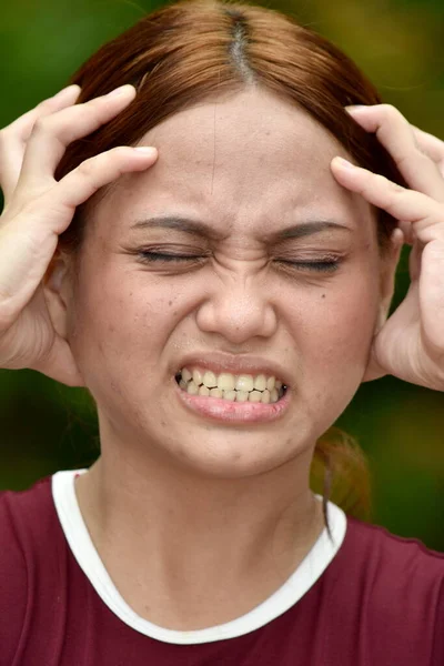 Stressvolle Jonge Filippijnse Vrouw Dragen Tshirt — Stockfoto