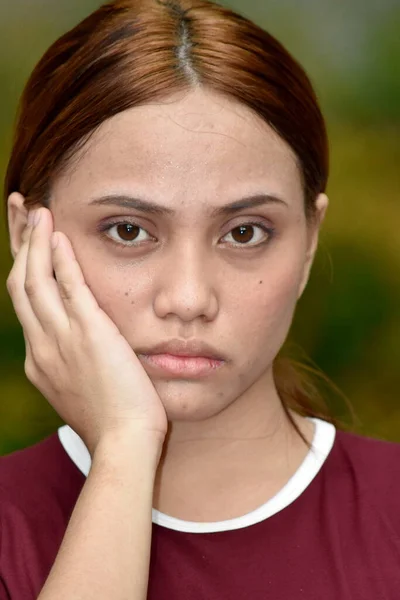 Mulher Feminina Filipina Sem Emoção Vestindo Camiseta — Fotografia de Stock