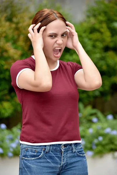 Roodharige Vrouw Onder Stress Draagt Een Shirt — Stockfoto