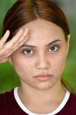 Selamlayan Güzel Kızıl Saçlı Kadın