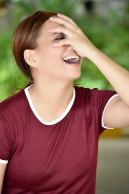 Gülen Asyalı Kadın Tişörtü Giyen