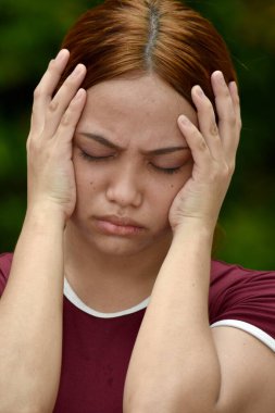 Başı ağrıyan kızıl saçlı güzel bir yetişkin.